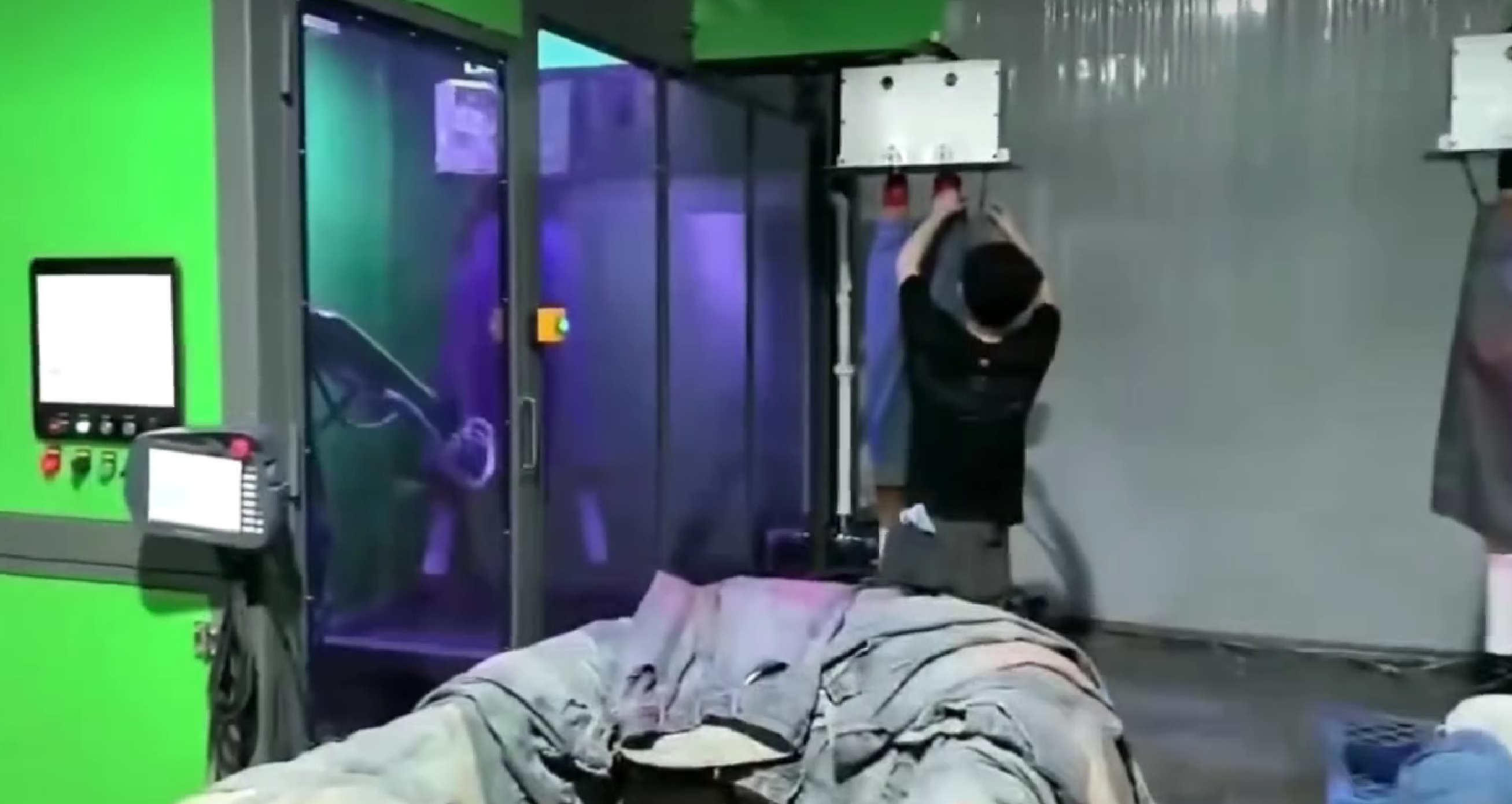 某牛仔裤车间免编程喷涂工作站